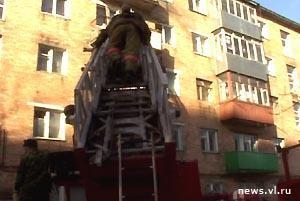 Спасатели действовали оперативно - людей снимали с балконов при помощи лестницы. — newsvl.ru