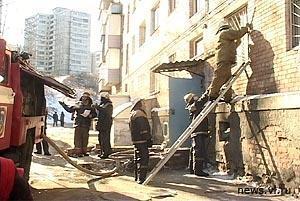 Из-за сильного задымления подъезда и соседних квартир пожарники решили эвакуировать людей из здания. — newsvl.ru