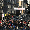 Народ столпился прямо на монументе — newsvl.ru
