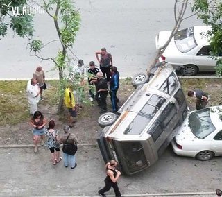 Во Владивостоке, повредив припаркованную «легковушку», перевернулся микроавтобус — newsvl.ru