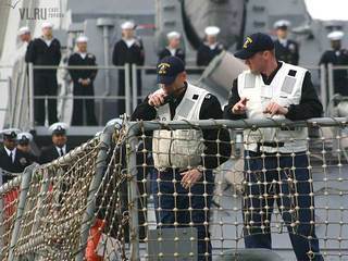 моряки США корректируют швартовку корабля  — newsvl.ru