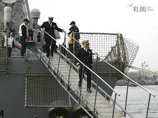 офицеры эсминца США спускаются по трапу  — newsvl.ru