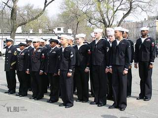 американские моряки построились для репетеции своего участия в параде победы во Владивостоке  — newsvl.ru