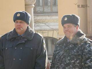 Милиционеры пристально наблюдали за собравшимися — newsvl.ru