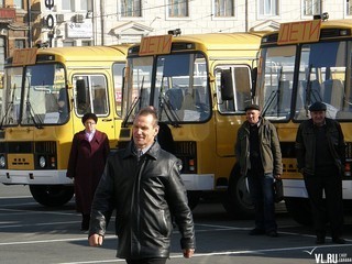 Директор школы получает документы на автобус — newsvl.ru