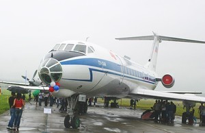 Посетители прятались от дождя под крылом самолета — newsvl.ru
