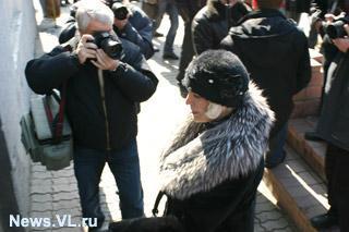 Адвокат Ольга Коровина проходит в здание суда Ленинского района — newsvl.ru