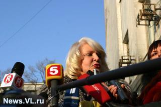 Адвокат главы Владивостока дает коментраии журналистам по окончании судебного заседания — newsvl.ru