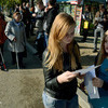 Волонтеры раздавали водителям листовки, из которых можно было узнать, как грамотно помочь незрячему пешеходу — newsvl.ru