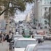 Колонна машин, ожидающая поворота на Суханова, в часы пик вызывала своего рода «цепную реакцию» — на всем протяжении от данного участка до перекрестка с Алеутской — newsvl.ru