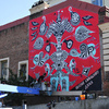 Всемирно известный канадский художник Карлито Дальседжио уже пятый день продолжает расписывать городскую стену рядом с кинотеатром «Океан» — newsvl.ru