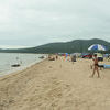 Несмотря на разгар сезона и популярность этого места, пляж заполнен палатками только наполовину — newsvl.ru