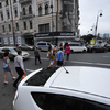 Горожане рискуют попасть под колеса автомобилей, переходя дорогу в неположенном месте — newsvl.ru