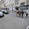 Горожане рискуют попасть под колеса автомобилей, переходя дорогу в неположенном месте — newsvl.ru