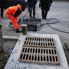 Новые ливневки коммунальщики прикрепили к бетонным плитам с помощью петель — newsvl.ru
