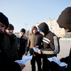 Протестующие традиционно раздавали прохожим листовки и газету — newsvl.ru