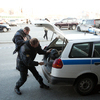 Полицейские пытаются "отцепить" Курова от входной двери в АПК — newsvl.ru
