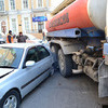 Задним бампером бензовоз уперся в припаркованную Toyota Corona — newsvl.ru