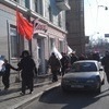 Активисты акции несут флаги и плакаты с лозунгами — newsvl.ru