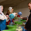 Жители города набирают святую воду в привезённые с собой канистры — newsvl.ru