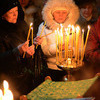 Православные горожане ставят свечки и молятся — newsvl.ru