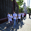 участники шествия со свечами у мемориала "Боевая слава ТОФ" — newsvl.ru