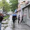 Многие оптимисты оставили свои зонтики дома в надежде на скорое прекращение дождя — newsvl.ru