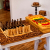 Резные деревянные шахматы, шашки и нарды в большом количестве представлены на выставке — newsvl.ru