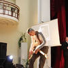 В семье Кузьминых папа играет на гитаре. Именно этот талант он и продемонстрировал в конкурсе на самую дружную семью — newsvl.ru