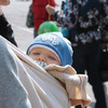 Молодые современные мамы Владивостока, оценившие всю прелесть ношения ребенка в слинге, решили в солнечный весенний день устроить совместную прогулку  — newsvl.ru