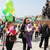 Чтобы принять участие в "шествии мам", на центральной площади собралось около 20 молодых родителей — newsvl.ru