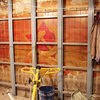 Рабочие обнаружили старое панно из плитки, когда разбирали стену ларька — newsvl.ru