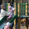 Детские площадки снова облюбовали мамочки с потомством — newsvl.ru