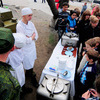 Все желающие могли угоститься кашей и вкусным чаем в полевой кухне — newsvl.ru