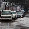 Лужи плохи и тем, что скрывают ямы на дороге — newsvl.ru