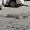 Автомобилисты, чтобы объехать очередную яму на дороге, выезжают на встречную полосу — newsvl.ru