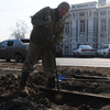 Рабочие по частям удаляют из грунта трамвайные рельсы — newsvl.ru