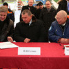 В этом же году, в п. Дунай, губернатор  подписал договор об открытии судоремонтного завода.  — newsvl.ru