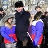 Кашка с мяском и гуляния в Адмиральском сквере 28 февраля 2012 года. — newsvl.ru