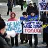 Некоторые из участников митинга были облачены в фирменные жилеты — newsvl.ru
