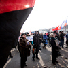 Над площадью развевались красно-чёрные знамёна анархокоммунистов — newsvl.ru