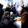 После долгого путешествия участники акции с удовольствием пробуют хлеб-соль — newsvl.ru