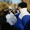 После окончания митинга участники, не снимая полученных на митинге «путинских» курток, отправились к своим координаторам и автобусам — newsvl.ru