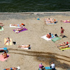 Пляж спасает от жары — newsvl.ru