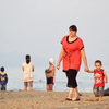 Мамы прогуливались по пляжу с малышами — newsvl.ru
