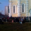Верующие стоят в очереди, чтобы поклониться святыне — newsvl.ru
