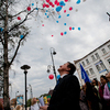 После торжественного открытия памятника студенты выпустили в небо воздушные шары. — newsvl.ru