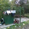 После того, как мусорные баки переполнились, на них появилась табличка — newsvl.ru