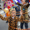 Прохождение "полосатых" колонн стало настоящим карнавальным шествием — newsvl.ru