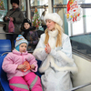 В новогоднем фуникулере Владивостока Дед Мороз и Снегурочка раздавали подарки — newsvl.ru